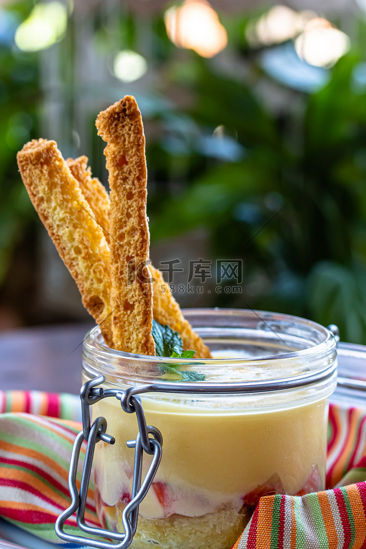 一杯意大利甜点 Zabaglione 或 Sabayon高清摄影大图-千库网