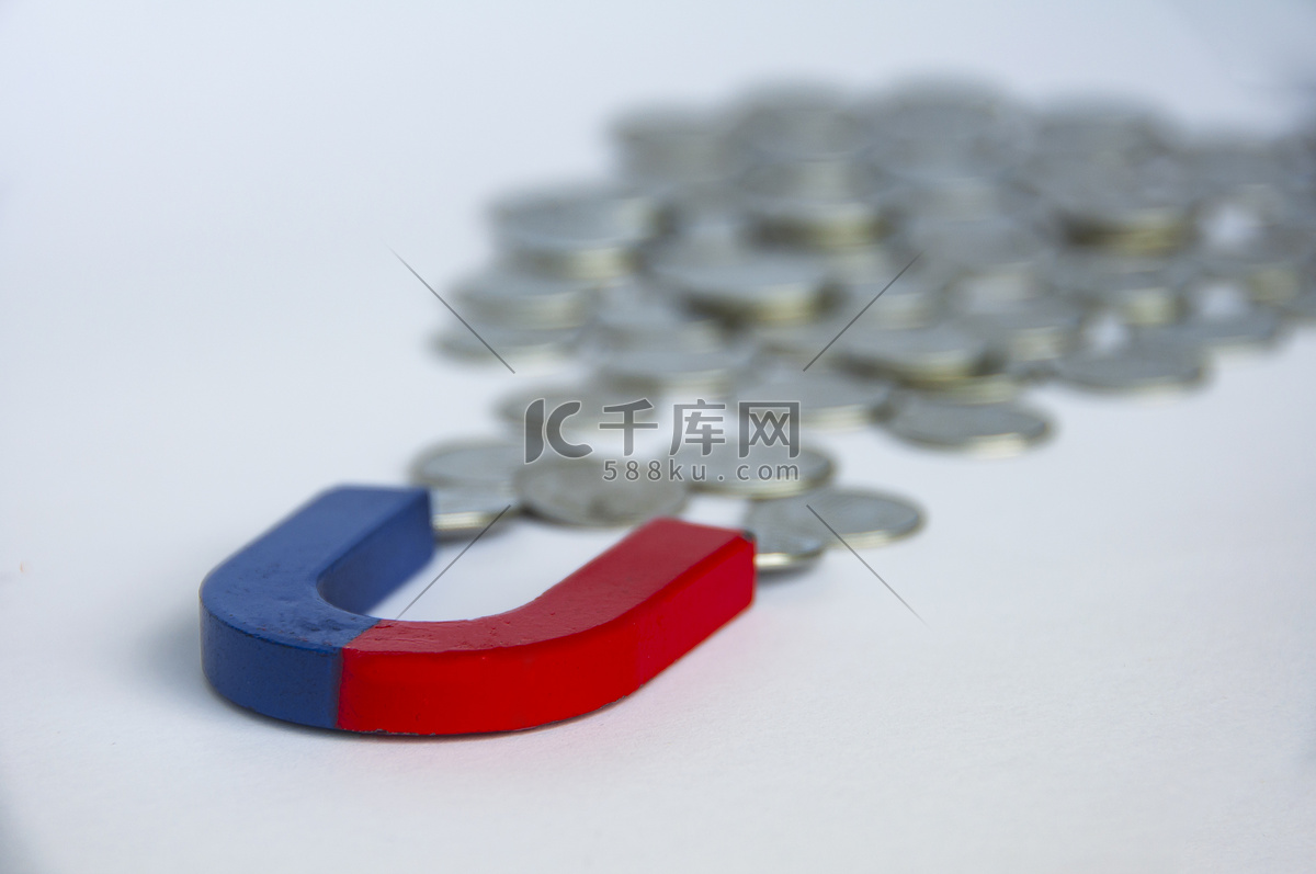 磁铁吸引银币有白色封面背景。高清摄影大图-千库网
