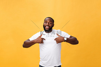 背景孤立的年轻非洲裔美国人脸上带着微笑,看上去自信,用手指骄傲而