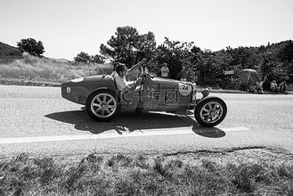 BUGATTI T37 1927 在 2022 年意大利著名历史赛事 Mille Miglia 拉力赛中的一辆旧赛车上（1927-1957