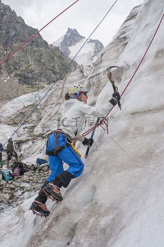 爬起来图片素材_女孩在冰上爬起来