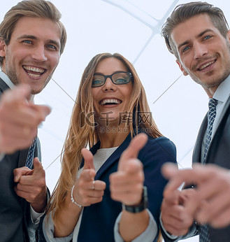 一群商人站着指着你