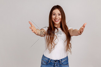 友好的女人伸出双手免费拥抱,欢迎邀请拥抱,支持.