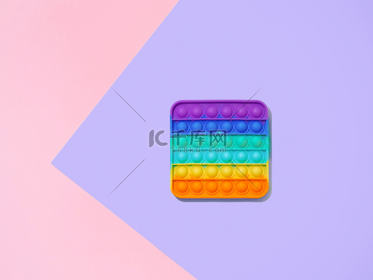 紫色背景的 Popit 玩具，复制空间，顶视图高清摄影大图-千库网