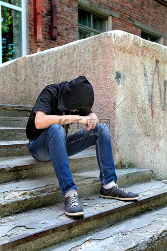 悲伤的少年户外