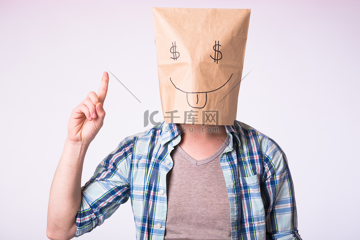 男人头上顶着纸箱，上面是美元符号而不是眼睛。高清摄影大图-千库网