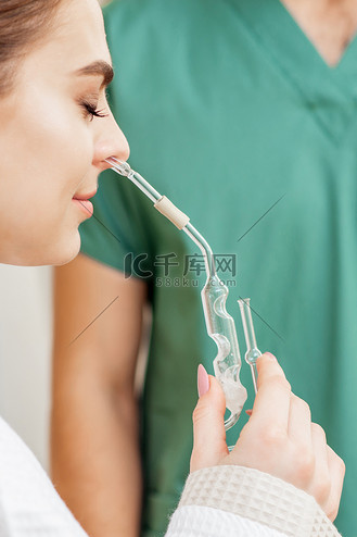 年轻女子接受鼻吸入。