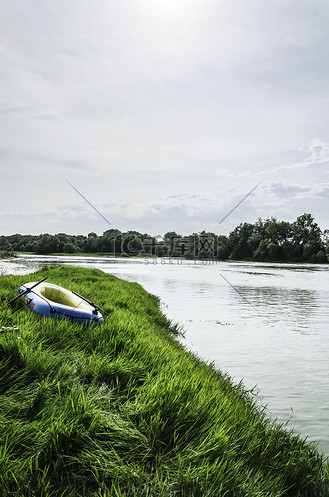 河边色彩缤纷的日落