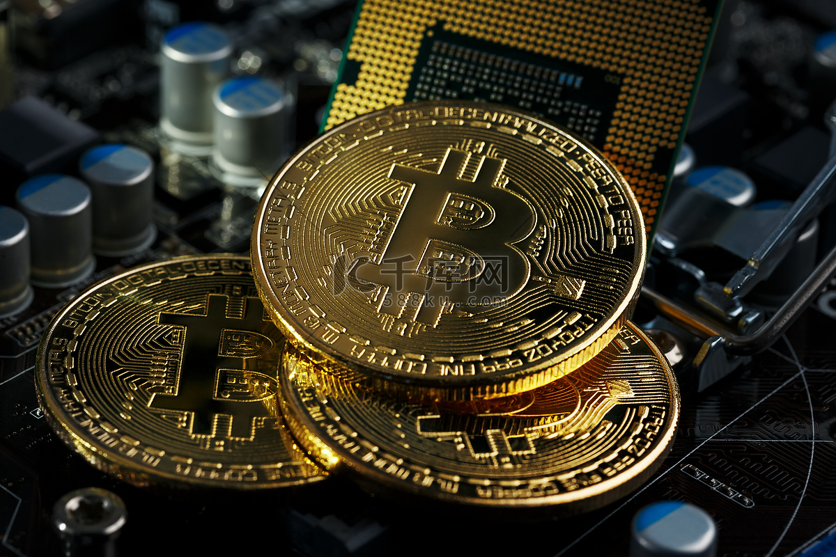 计算机电路板CPU 上的金色比特币加密货币。高清摄影大图-千库网