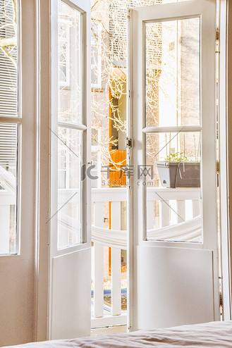 打开的玻璃门