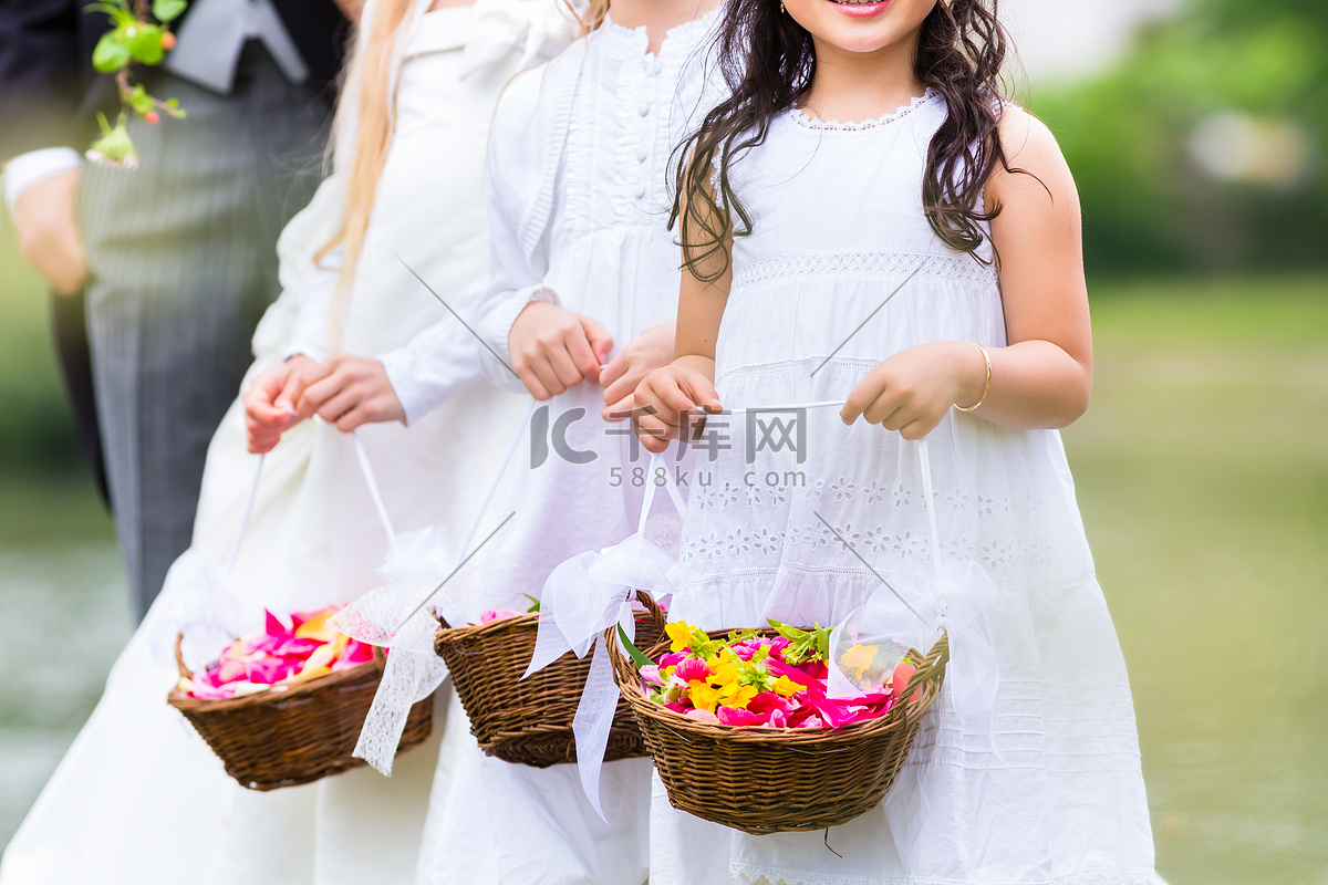 可爱的婚礼花童拿着捧花-蓝牛仔影像-中国原创广告影像素材
