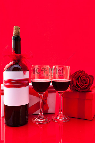 情人节的氛围，配有礼物和红酒
