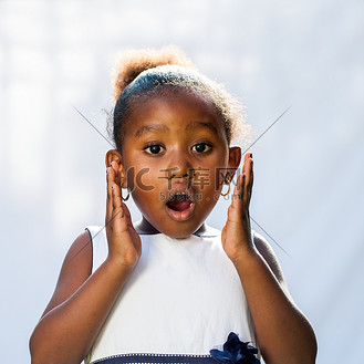 可爱的非洲女孩的肖像,脸上的表情令人震惊.