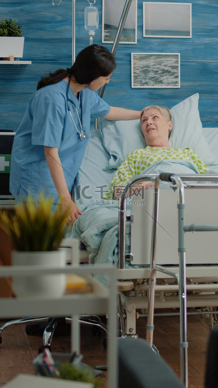 在医院病床上接受医疗访问的高级病人高清摄影大图-千库网