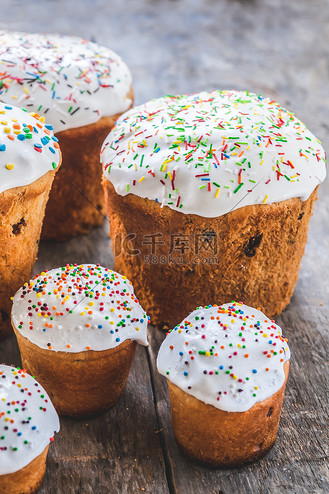 几个 kulich,一种传统的俄罗斯复活节面包,配有蛋白酥皮和彩色糖粉