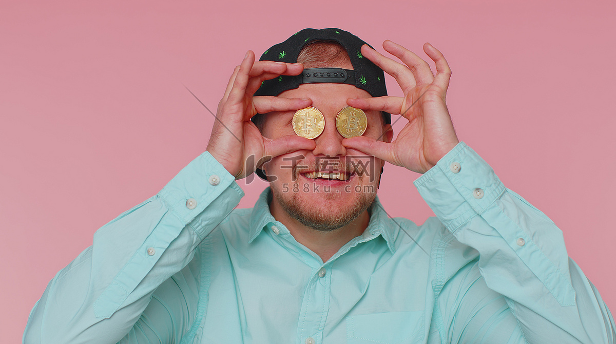 展示比特币btc、职业财富、加密货币投资、挖掘未来技术支付的人高清摄影大图-千库网