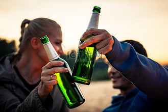 夫妇碰响他们的啤酒瓶