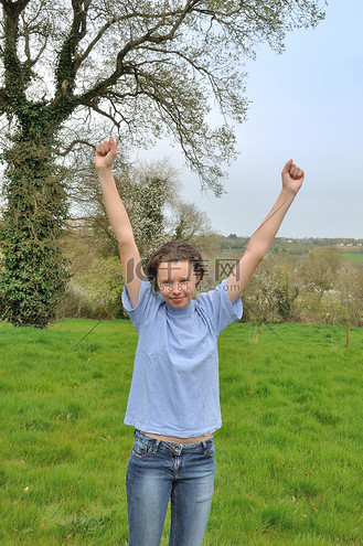 张开双臂的女孩