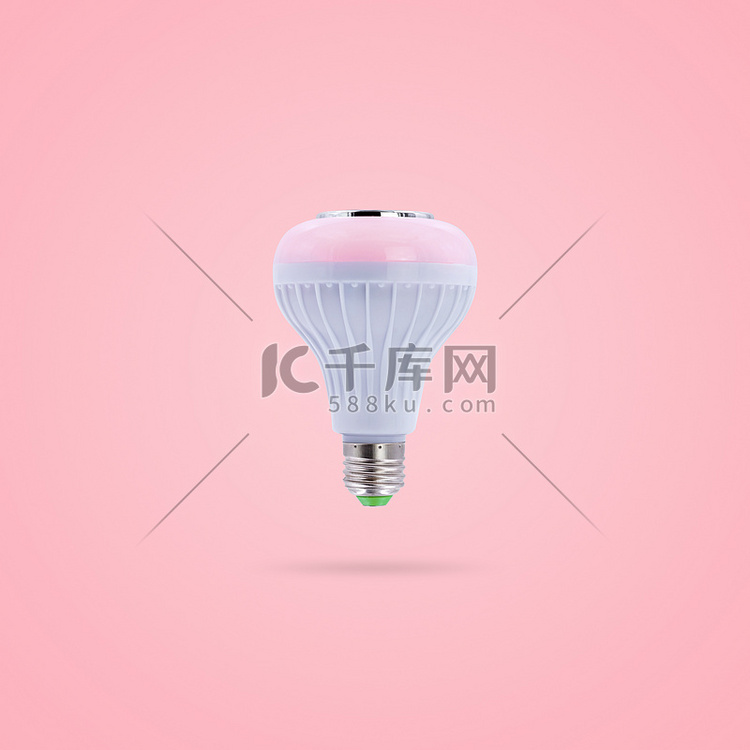 粉红色 LED 节能灯 230v 内置无线扬声器隔离在粉红色柔和的颜色背景上。高清摄影大图-千库网