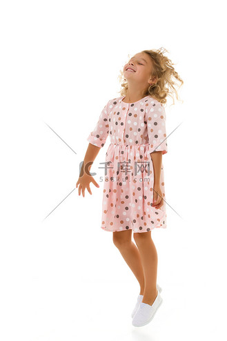 小女孩跳得很开心.好心情,暑假的概念.