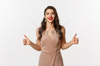 穿着豪华礼服的迷人女模特,竖起大拇指,微笑着满足,赞同和喜欢,站在