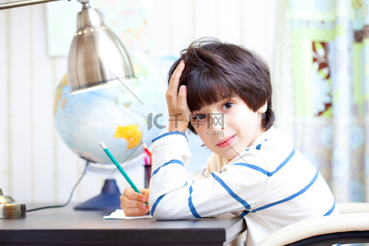 做作业的小学生高清摄影大图-千库网