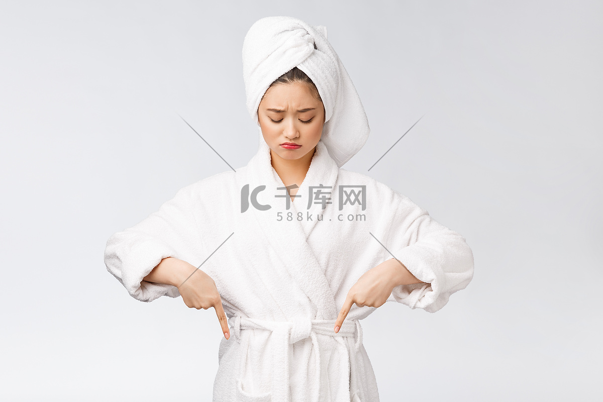 女人一个穿着浴衣 头上戴着毛巾的年轻女人浴袍皮肤女性图片素材-编号60508402-图行天下