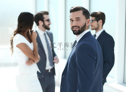 站在办公室大厅的员工高清摄影大图-千库网