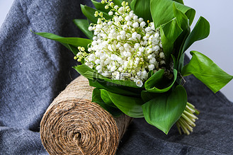 紫罗兰色的美丽的粉红色的花朵和心形的绳子花束下载高清大图个人vip