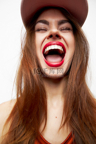戴帽子的女人张开嘴巴闭上眼睛有趣的魅力迷人的样子
