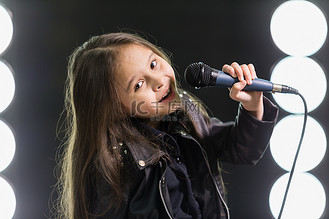 小孩话筒唱歌图片_小孩话筒唱歌素材-小孩话筒唱歌图片大全-千库网