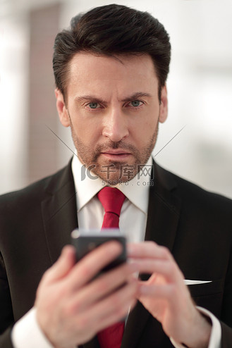 正在关闭图片素材_关闭.商人正在键入 sms