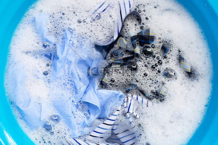 衣服浸泡在洗衣粉水中溶解。高清摄影大图千库网