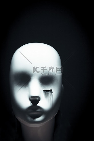女性白色模特头只有一只眼睛有睫毛