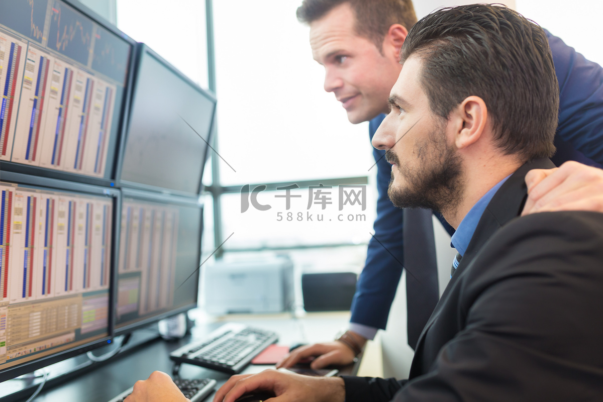 股票交易员看着电脑屏幕。高清摄影大图-千库网