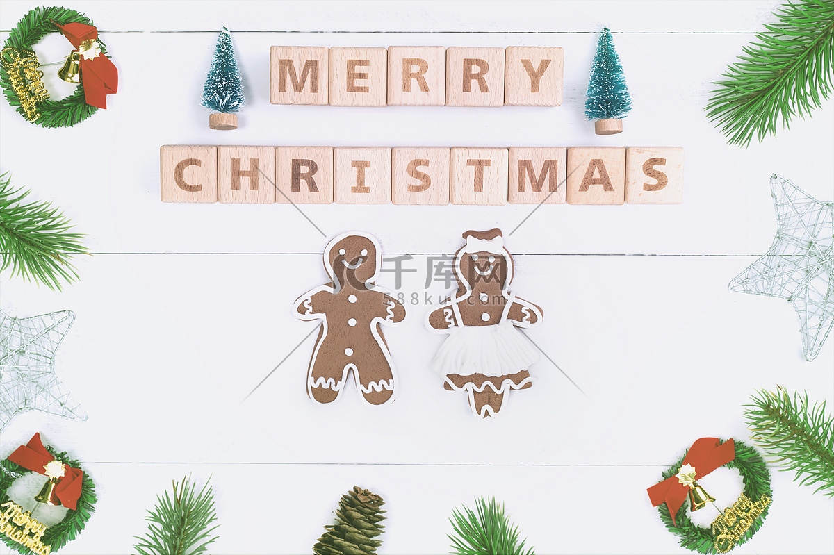 圣诞概念组合装饰物、冷杉树枝花环、白色木桌上隔离的姜饼人饼干、顶视图、平躺高清摄影大图-千库网