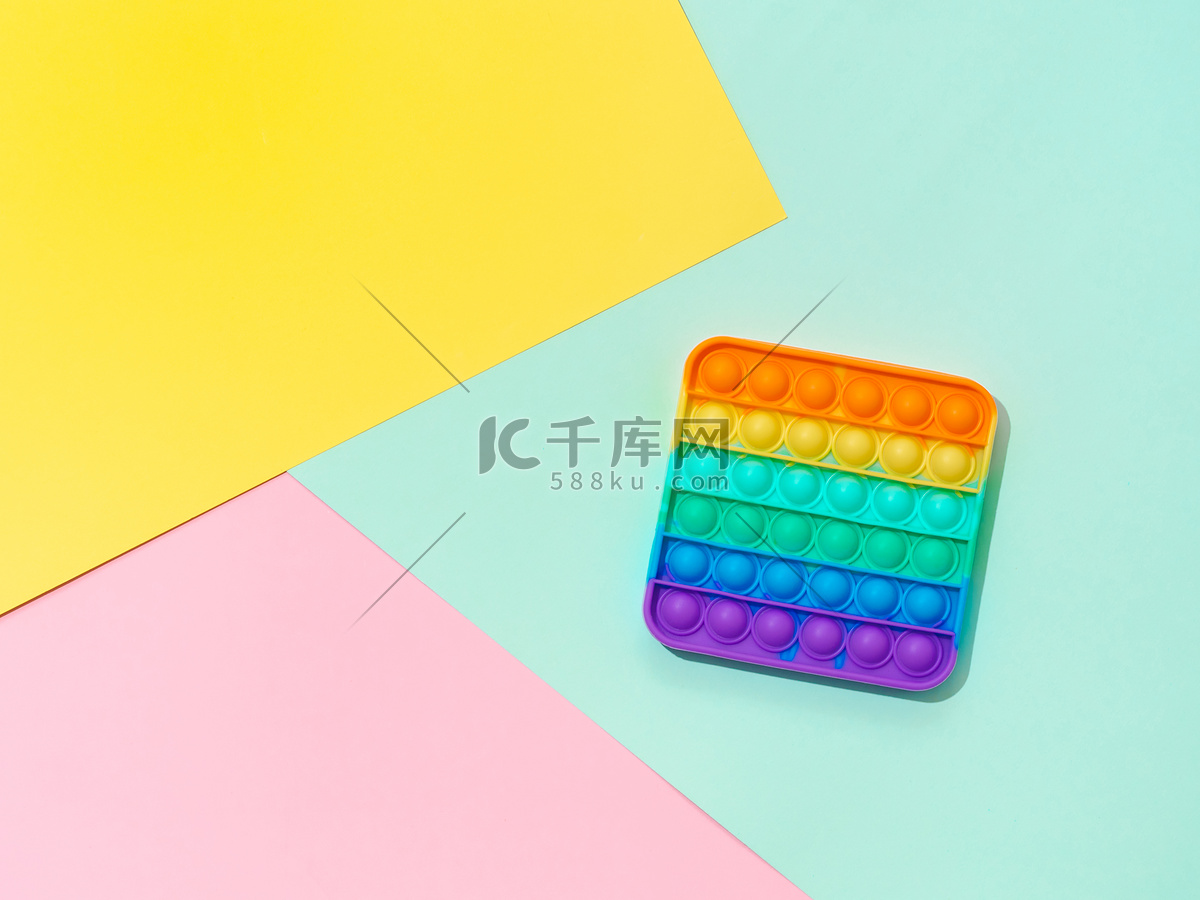 多色背景的 Popit 玩具，顶视图高清摄影大图-千库网