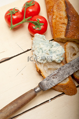 新鲜蓝纹奶酪涂在法式长棍面包上