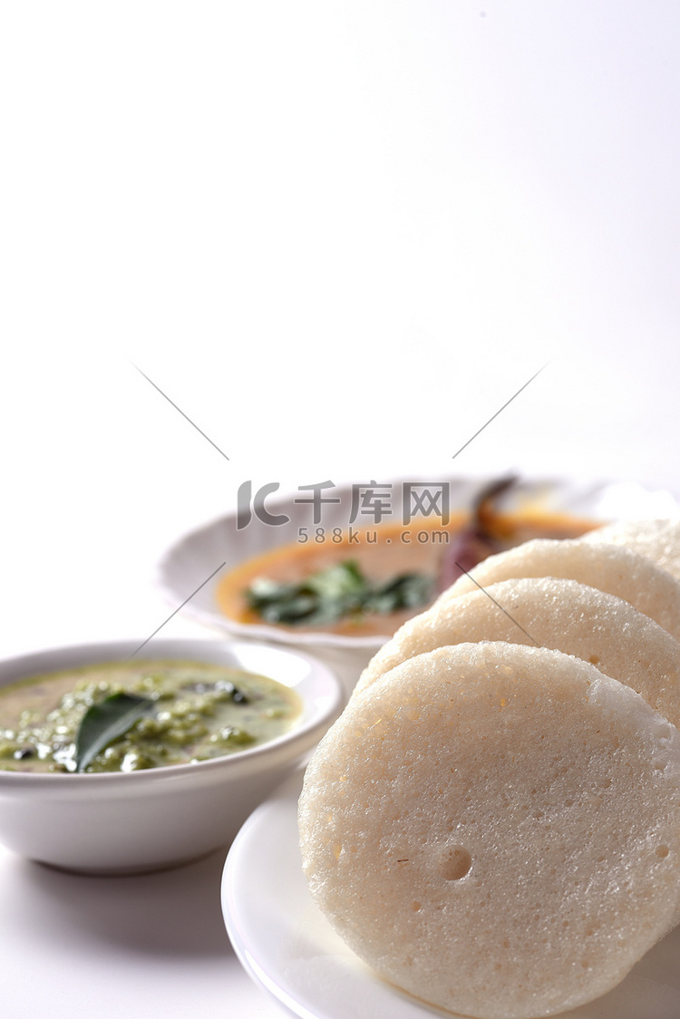 Idli with Sambar 和椰子酸辣酱，印度菜：南印度最喜欢的食物 rava idli 或粗面粉 idly 或 rava idly，配 ...