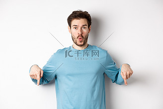 说哇,指着下方,看这里的手势,站在白色背景上