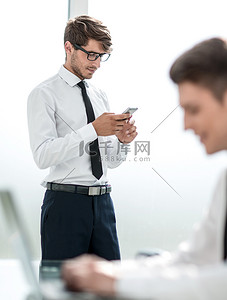 办公室工作场所的员工高清摄影大图-千库网