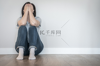 坐在地板上的人呢图片素材-坐在地板上的人呢模板图片下载-千库网