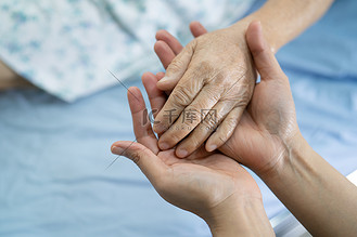 在护理医院病房手牵着亚洲老年或老年老妇人的爱,关怀,鼓励和同情心