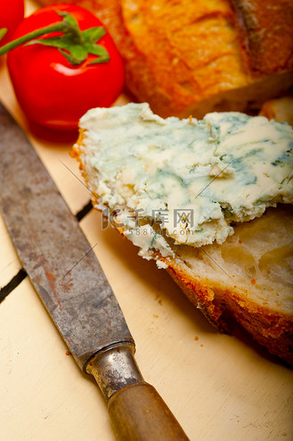 粗棍棍面图片素材_新鲜蓝纹奶酪涂在法式长棍面包上