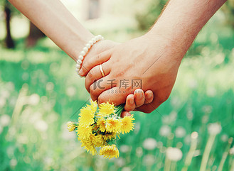 夫妻手牵手图片素材_恩爱的夫妻手牵手