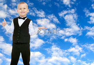 穿着黑色西装打领带的时髦小男孩.