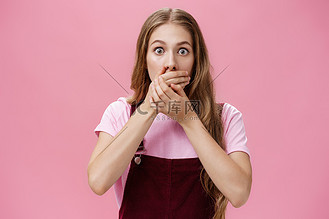 中,身穿工作服,化妆,手掌遮住嘴巴的年轻漂亮女孩震惊得说不出话来,因