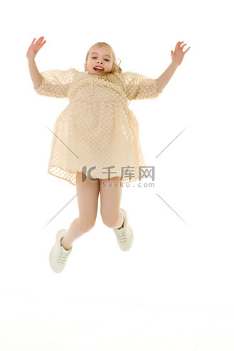 心情开心的人图片素材_小女孩跳得很开心.好心情的概念,暑假.