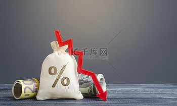 向下图片素材钱袋子利率和向下的红色箭头