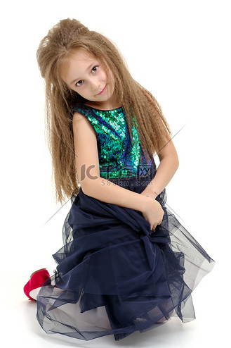 跪在地上的卡通人物图片素材_小女孩跪在地上.